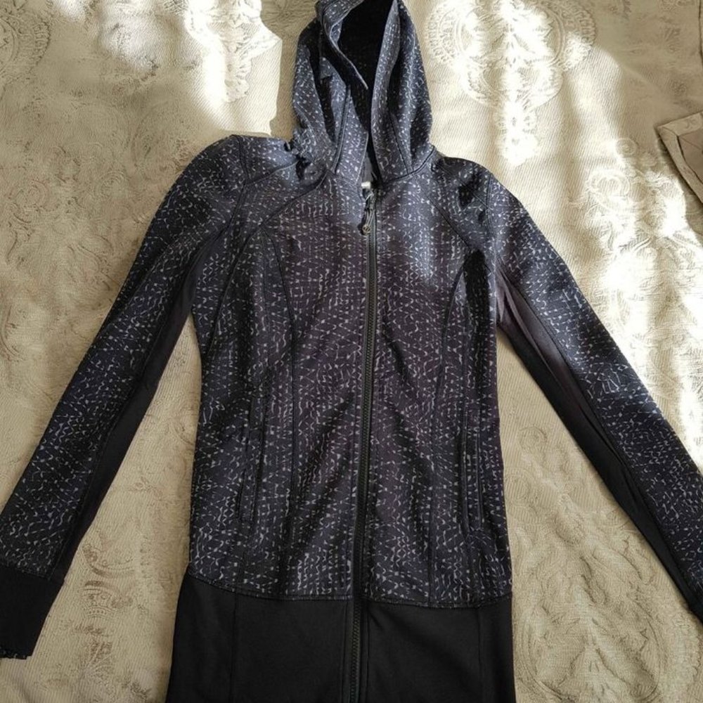 Lululemon zip up hoodie (Available till Oct 12)
